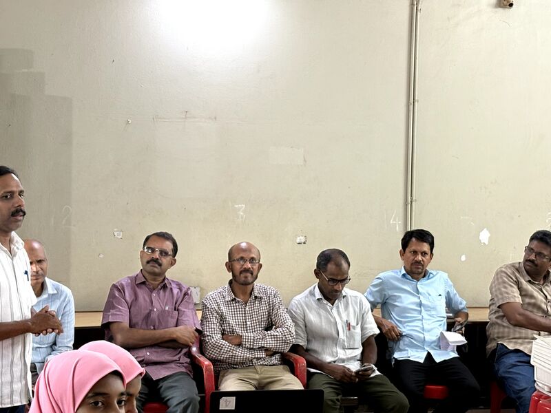 പ്രമാണം:19009-lk magazine realising.jpg