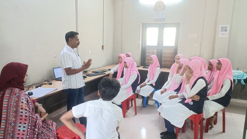 പ്രമാണം:19009-school wiki group -discussion.jpg