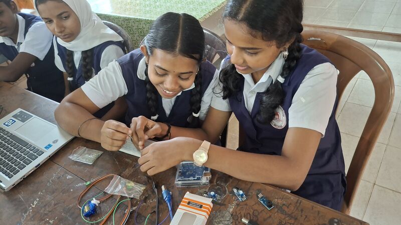 പ്രമാണം:33003 robo3.jpeg