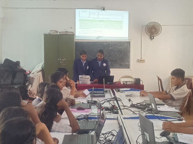 പ്രമാണം:36026 2025clas10robotics class2.jpg