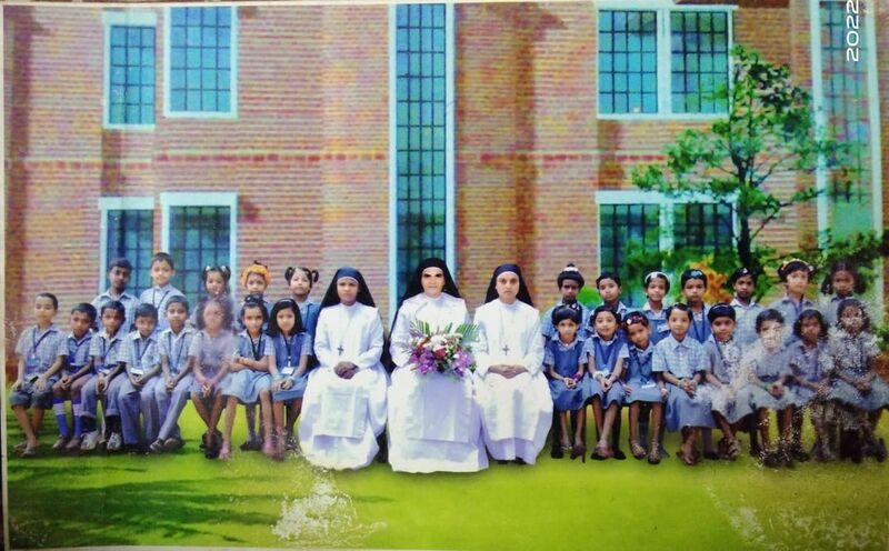 പ്രമാണം:37342 old students 3.jpg