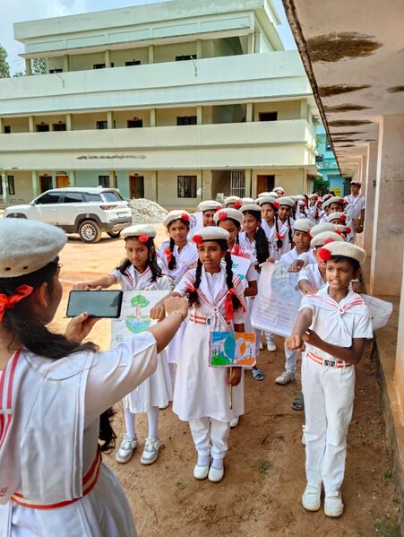 പ്രമാണം:41035-paristhididina pote.jpg