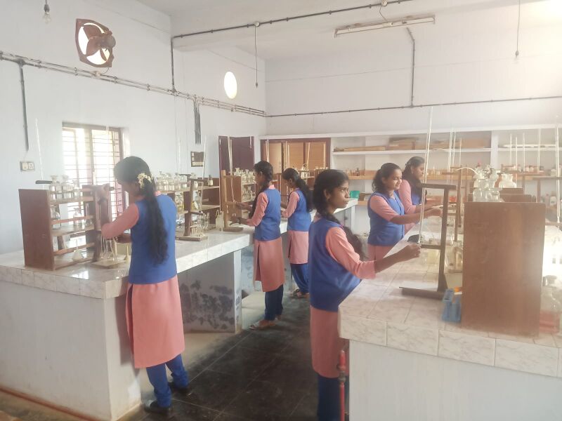 പ്രമാണം:44049 HSS Chemistry lab.jpg