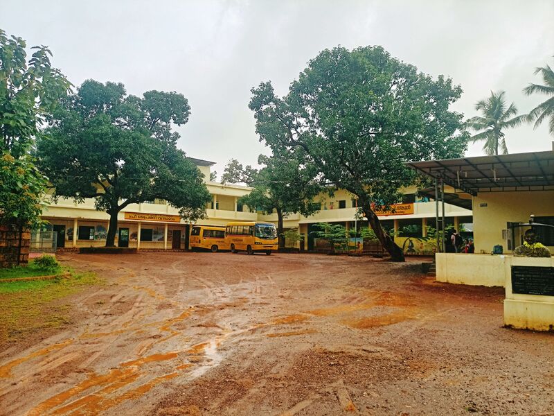 പ്രമാണം:14832-hitech-schoolbuilding.jpg