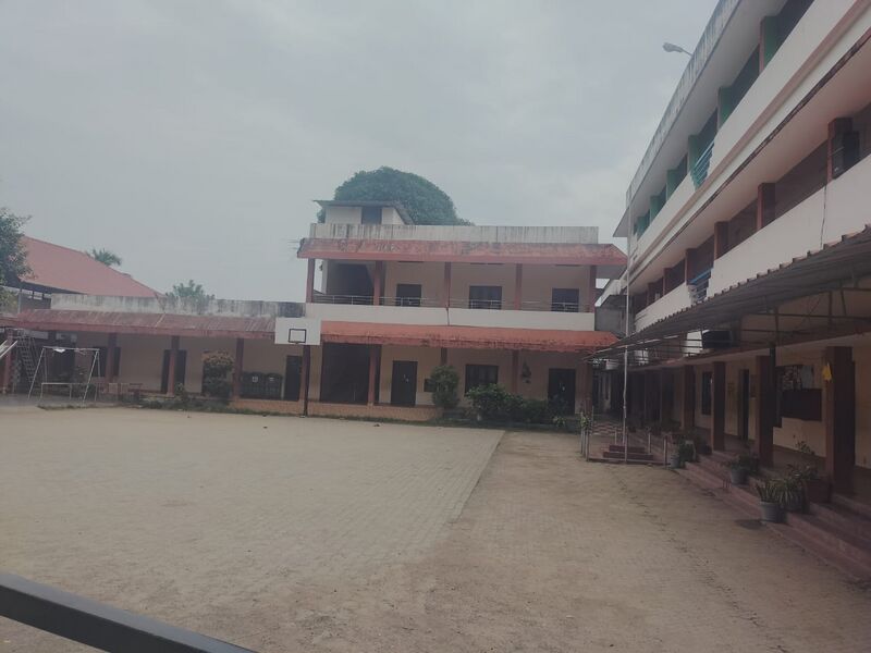പ്രമാണം:26090 school compus.jpeg