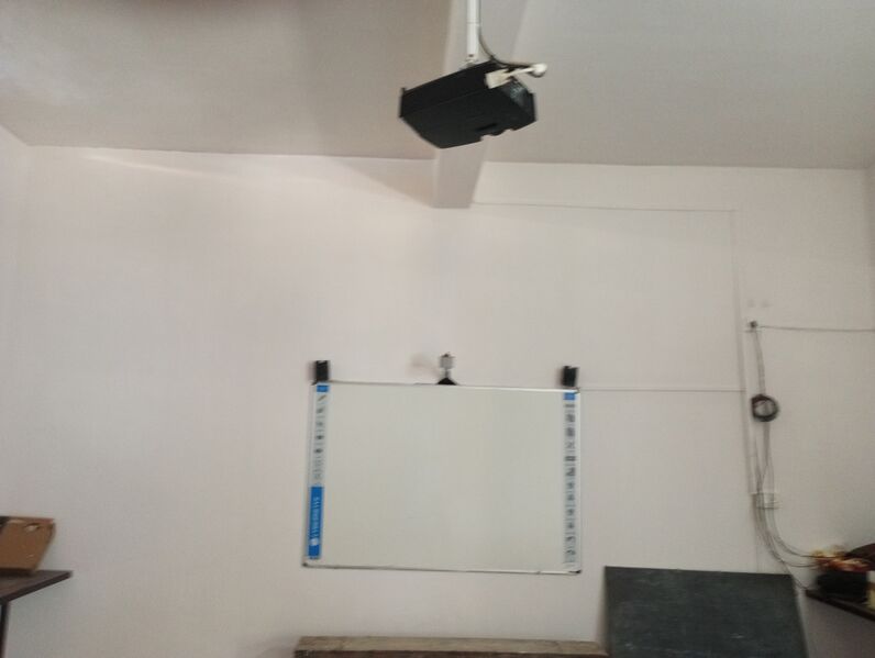 പ്രമാണം:43002 hitech classroom projector.jpg