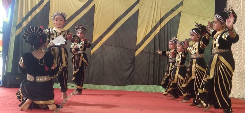 പ്രമാണം:12042 kalolsavam.jpg