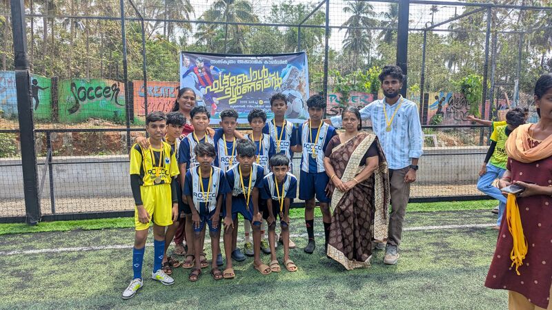 പ്രമാണം:18744 football team.jpg