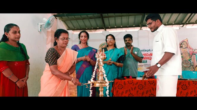 വിദ്യാഭ്യാസ സ്റ്റാൻഡിങ് കമ്മിറ്റി ചെയർപേഴ്സൺ വിളക്ക് തെളിയിക്കുന്നു.