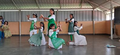 പരിസ്ഥിതി ദിന നൃത്തം അവതരിപ്പിക്കുന്നു.