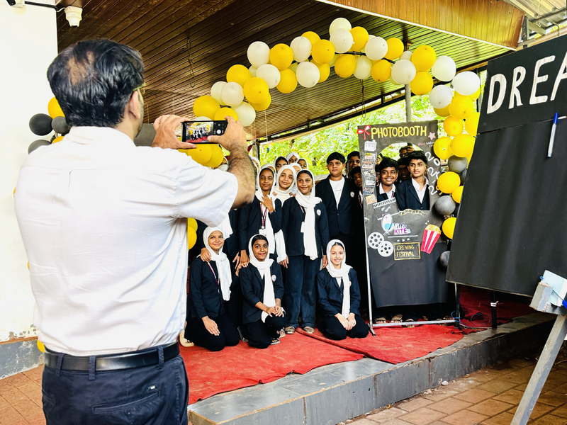 പ്രമാണം:LITTILE KITES PHOTO BOOTH.PNG