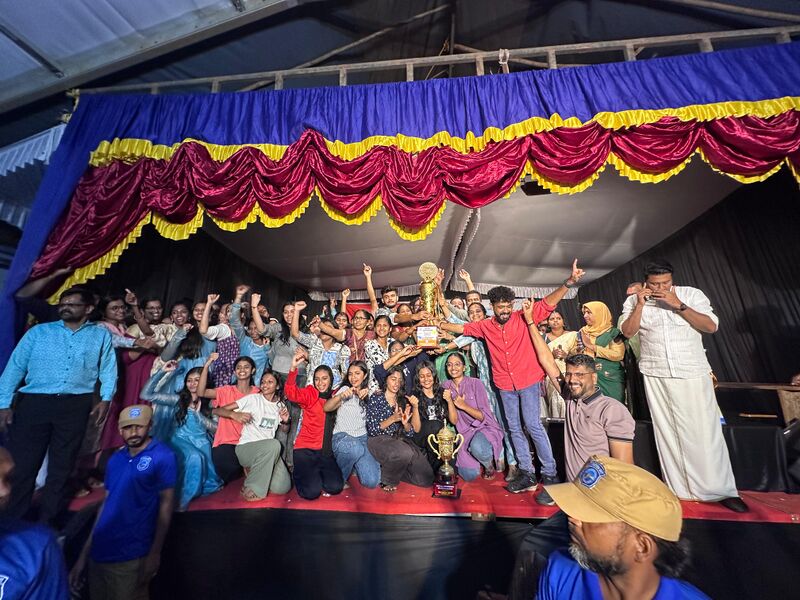 പ്രമാണം:Winning trophy.jpg