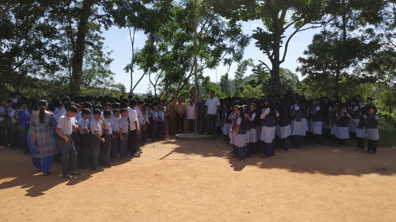 പ്രമാണം:30065 236 teachersday.jpg