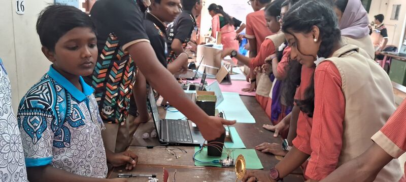 പ്രമാണം:44046 lk robo25b.jpg