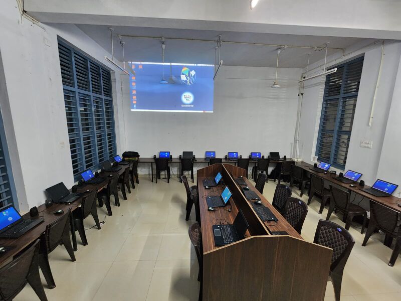 പ്രമാണം:19524 lab.jpeg