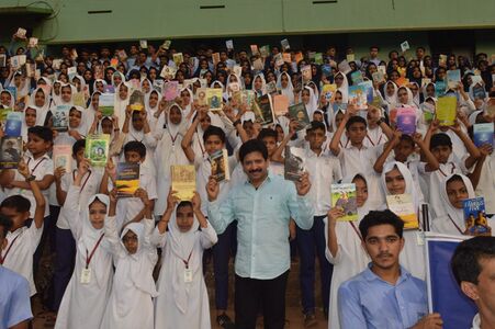 20000 ബുക്ക് ചാലഞ്ചിൽ ഗോപിനാഥ് മുതുകാട് വിദ്യാർത്ഥികൾക്കൊപ്പം