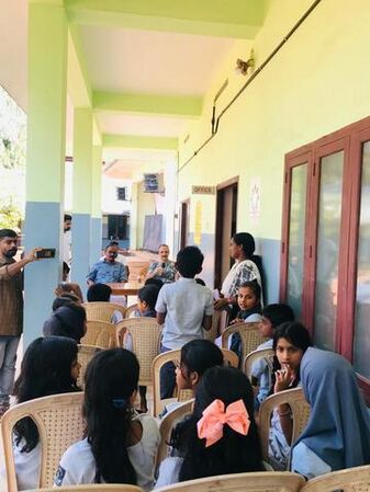 കുട്ടികളുടെ സംശയങ്ങൾക്ക് മറുപടി നൽകുന്നു.