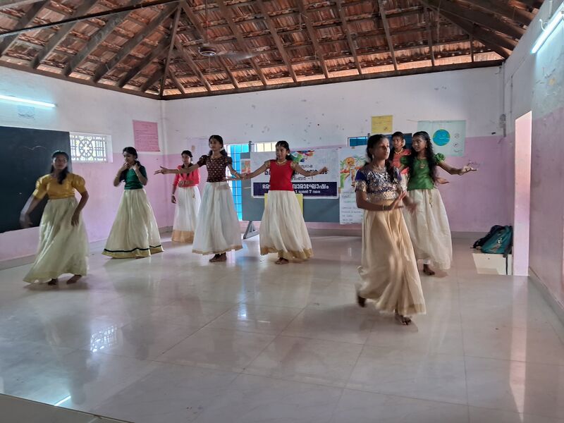 പ്രമാണം:43007 keralapravi.jpg