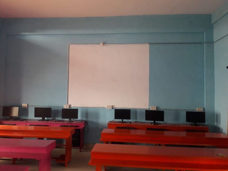 പ്രമാണം:Hitech computerlab 15460.jpg