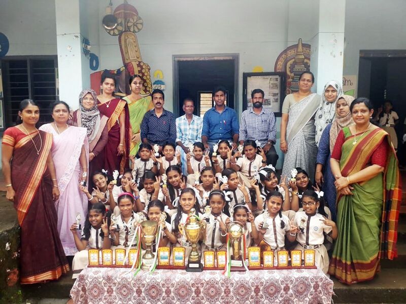 പ്രമാണം:ഓവറോൾ കിരീടവുമായി അദ്യാപകർക്കൊപ്പം.jpg