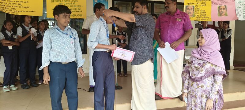 പ്രമാണം:12024-quiz winners1.jpg