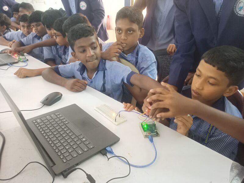 പ്രമാണം:36026 2425robo1.jpg