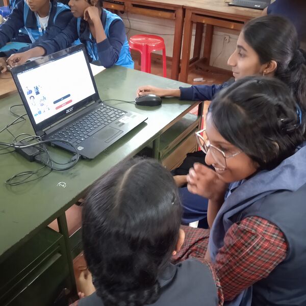 പ്രമാണം:40023 lk yip helpdesk photo(3).jpg