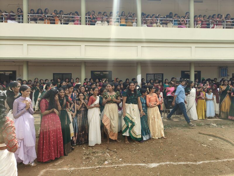 പ്രമാണം:42008 onam2511.jpg