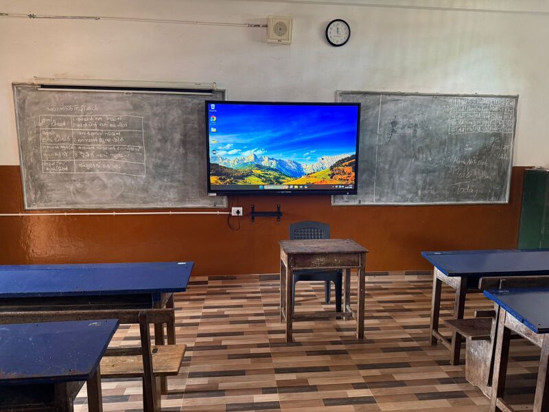 പ്രമാണം:Class Room Interactive Board SMS.jpg