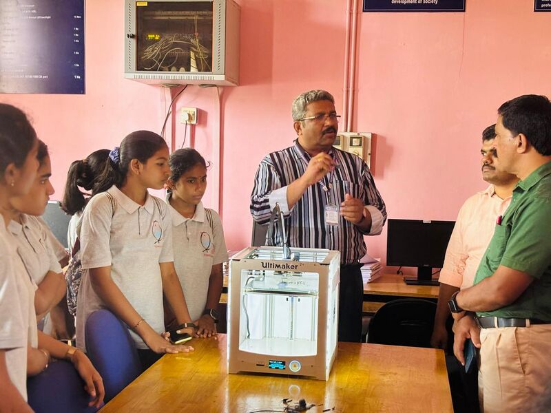 പ്രമാണം:11005 field trip1.jpg