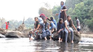 16007-paristhithi 2.jpg