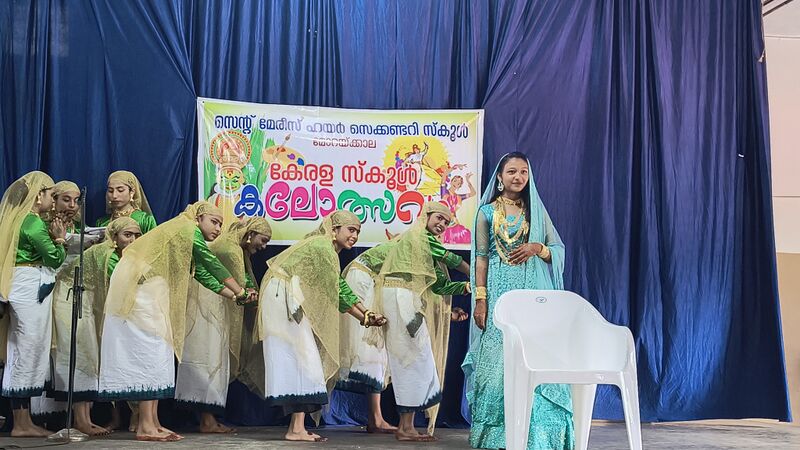 പ്രമാണം:25044 School kalolsavam 9.jpg