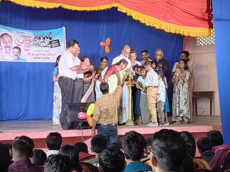 പ്രമാണം:38043 pravesanolsavam26 04.jpg