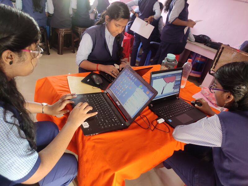പ്രമാണം:38093-computer lab students.jpg