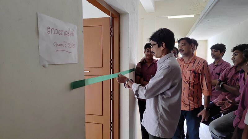 പ്രമാണം:42085 robot 1.jpg