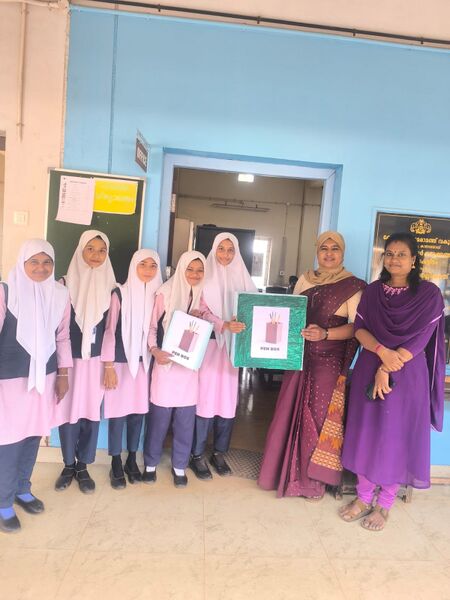 പ്രമാണം:11049 pen box.jpg