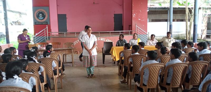 പ്രമാണം:23071 GSHSSMELADOOR FIRST AID CLASS.jpg