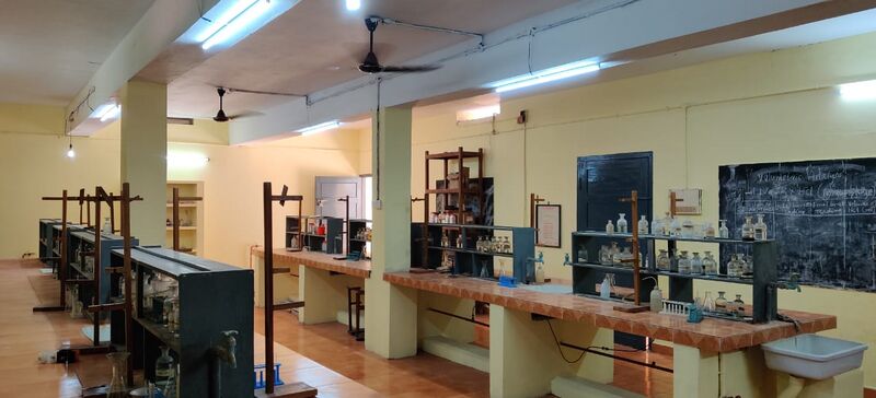 പ്രമാണം:25084 PHYSICS LAB.jpeg