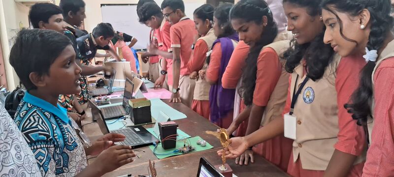 പ്രമാണം:44046 lk25 robo2.jpg