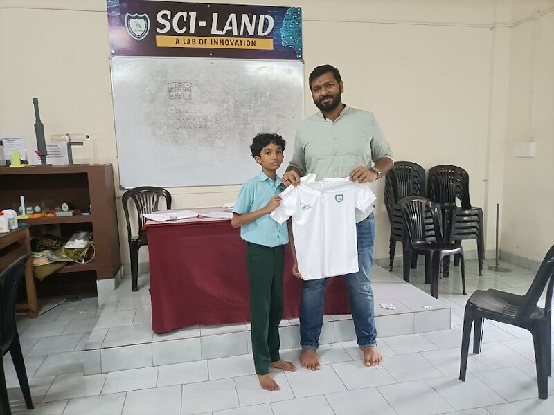 പ്രമാണം:47068 UNIFORM1.jpg