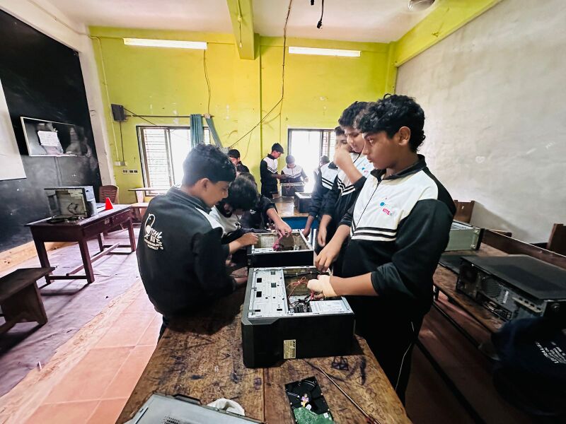 പ്രമാണം:16008 hardware 3.jpeg