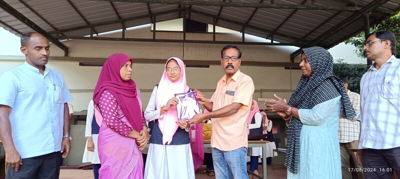 പ്രമാണം:19009-SS CLUB PRIZES 1.jpg