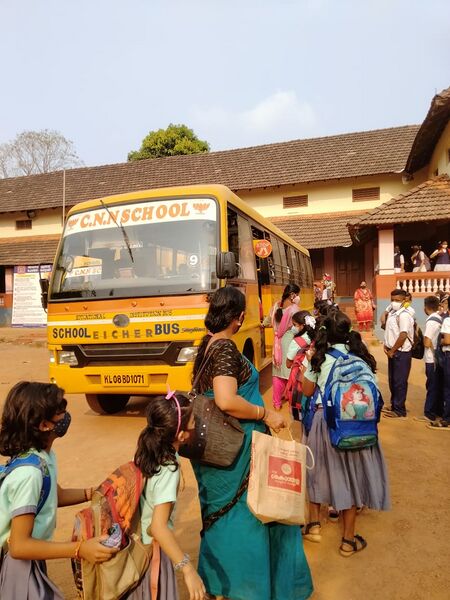 പ്രമാണം:22212 school bus.jpg