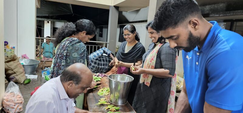 പ്രമാണം:12024 onasadya5.jpeg