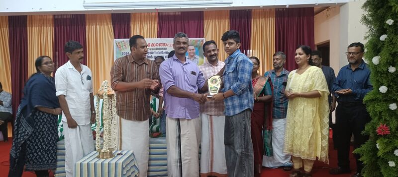 പ്രമാണം:15062 receiving prize.jpg