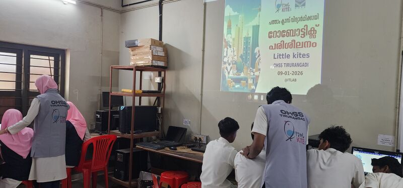 പ്രമാണം:19009-robotics training by lk members.jpg