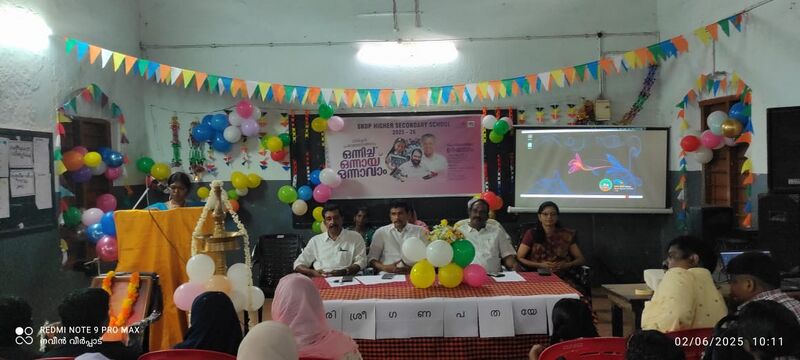 പ്രമാണം:25012 പ്രവേശനോത്സവം.jpeg