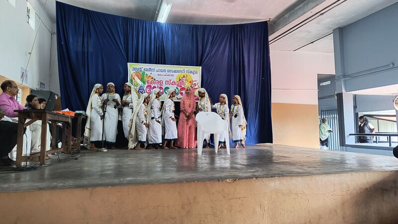 പ്രമാണം:25044 School kalolsavam 6.jpg