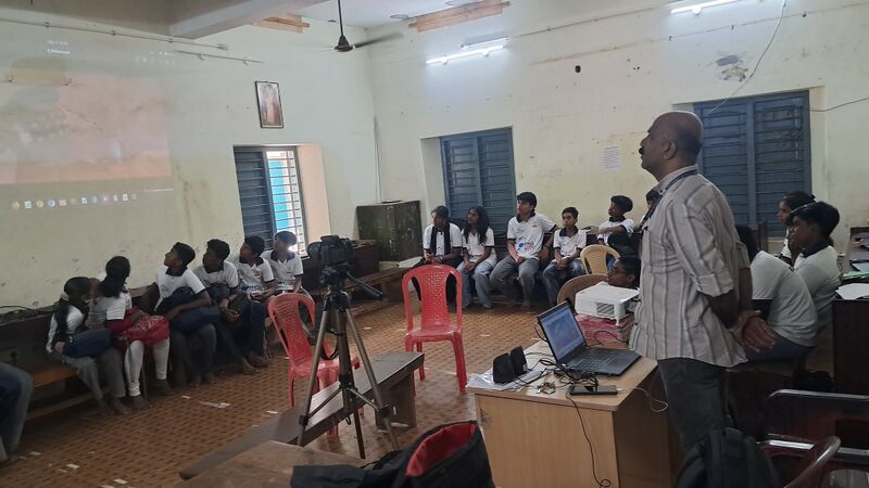 പ്രമാണം:42025 School Camp 1.jpeg