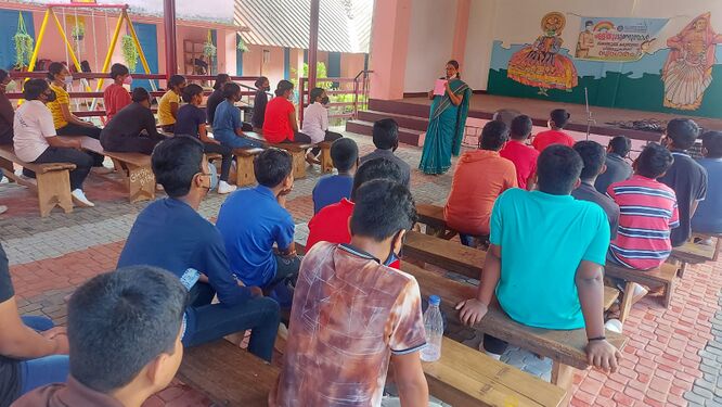 കൗമാരക്കാർ ഭിമുഖീകരിക്കുന്ന പ്രശ്നങ്ങൾ .മംഗളാംബാൾ റ്റീച്ചർ ക്ലാസ് നയിക്കുന്നു